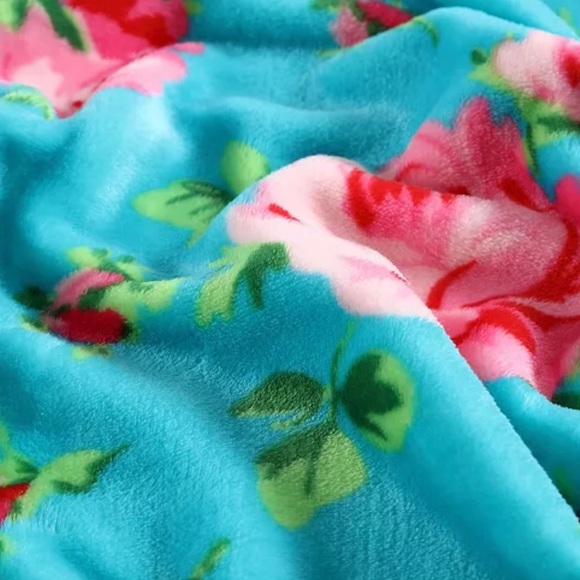 Betsey Johnson Ultra Soft Plush Twin Blanket - Picture 3 of 3